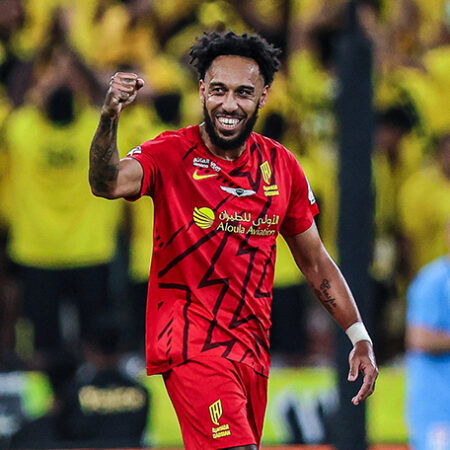 Aubameyang dập tắt hy vọng của CR7