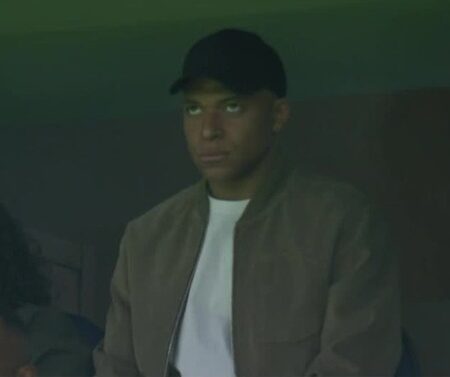 CĐV Real mỉa mai Mbappe trên khán đài
