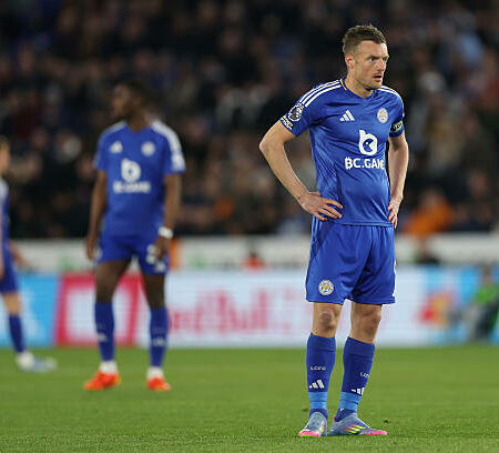 Leicester xuống hạng, Vardy lên mạng chửi tục