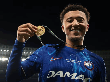 CĐV Man Utd bức xúc về hành động của Sancho